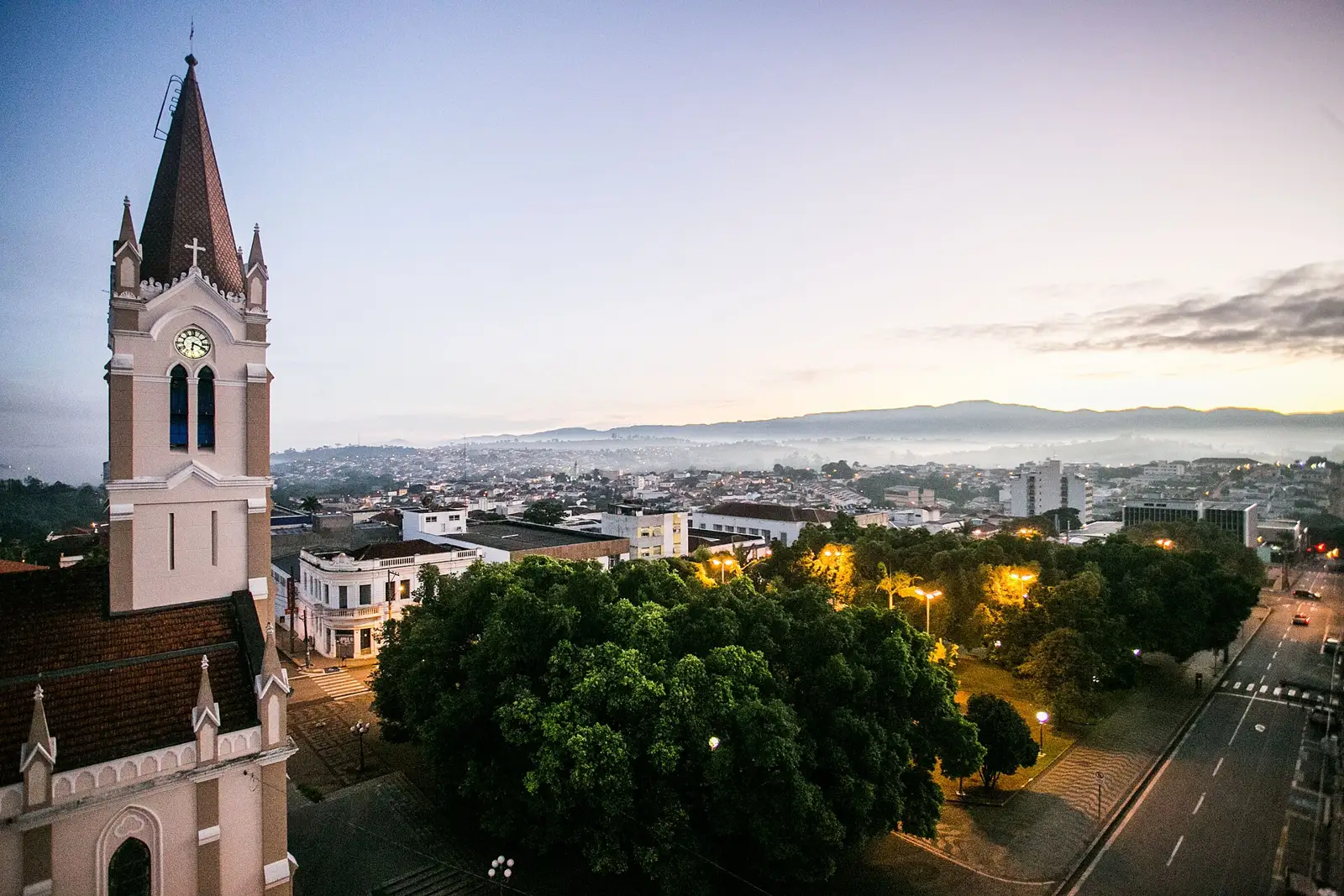 Centro de São João da Boa Vista com a Catedral e a serra ao fundo